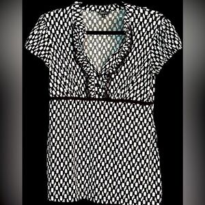 MAURICE’S Black/White Pattern V-Neck/Button Cap Sleeve Top, Medium, GUC.